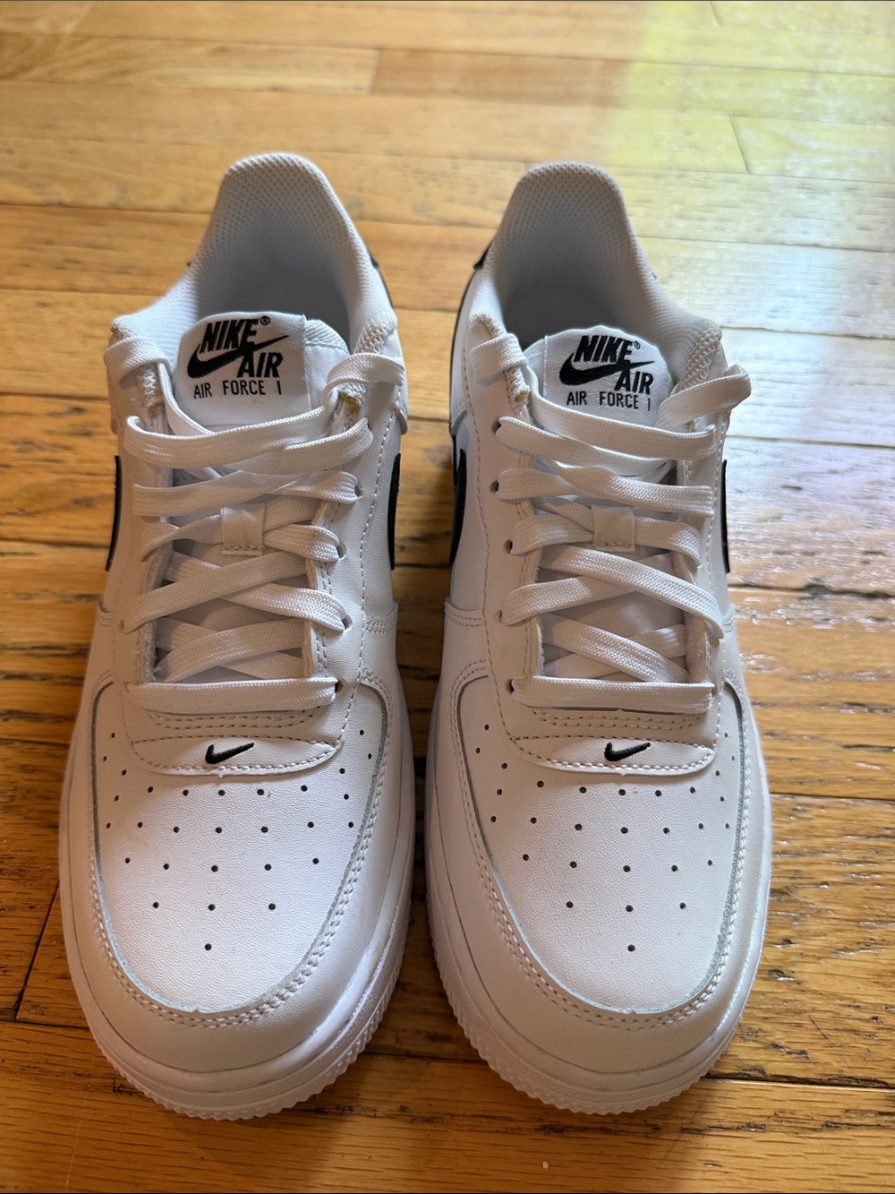 LIKE NEW! Nike Air Force 1 - white and black - 7Y
